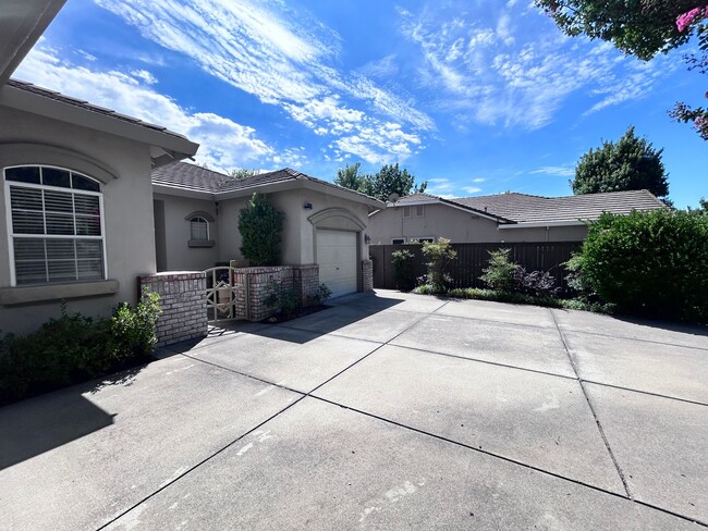Building Photo - Incredible Four Bedroom Two Bathroom Home in Serrano Village