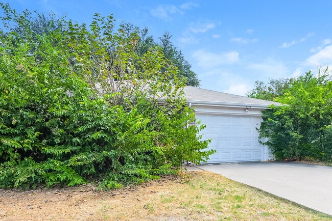 Building Photo - 6320 Fern Meadow Dr