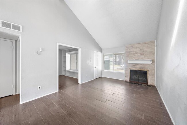 Building Photo - 2383 Crescent Park Dr