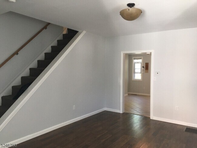 Foto del edificio - 74 Fern Ave