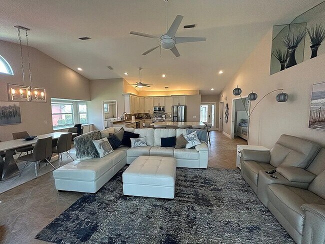 Foto del edificio - 12830 Kelly Greens Blvd