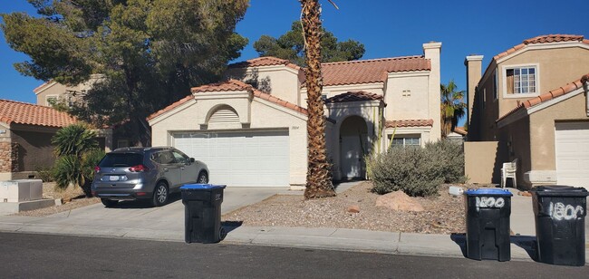 Building Photo - 3 BEDROOM, 2.5 BATH HOUSE WITH TWO CAR GAR...