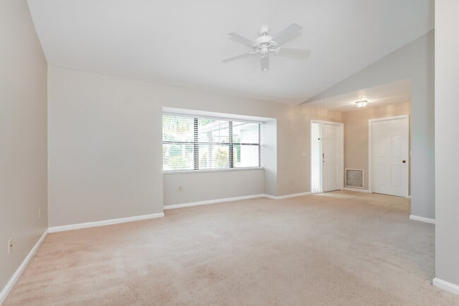 Foto del edificio - 14465 Larkspur Ln