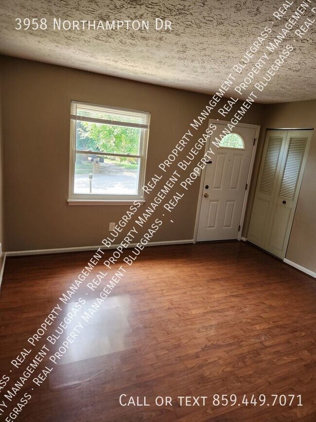 Building Photo - Amazing Find! 3 Bedroom 1 Bath in South Le...
