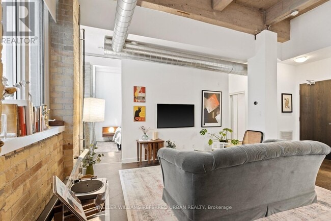 Photo du bâtiment - 201 Carlaw Ave