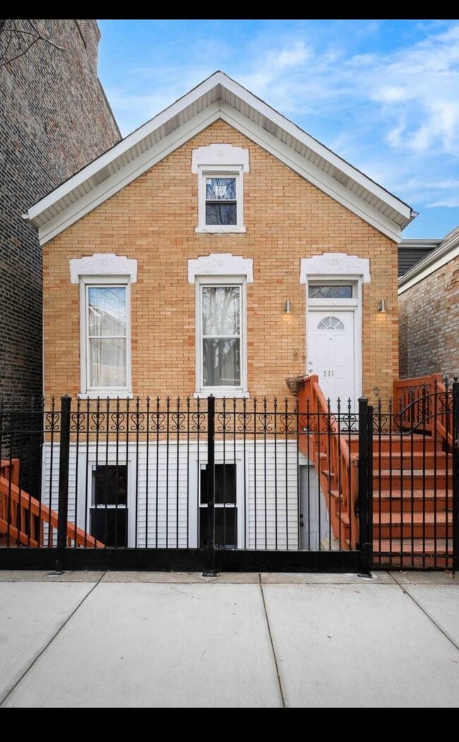 Building Photo - 2314 S Hoyne Ave