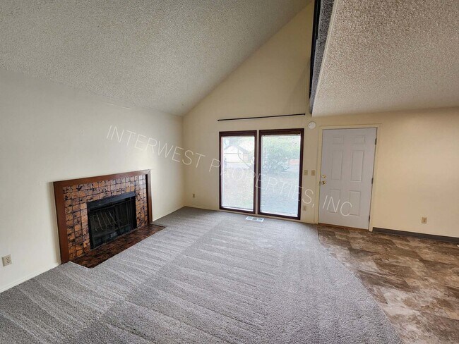 Foto del edificio - 3 Bd that Features Master on the Main with Fenced Yard, 2 Car Garage, & W/D Hookups