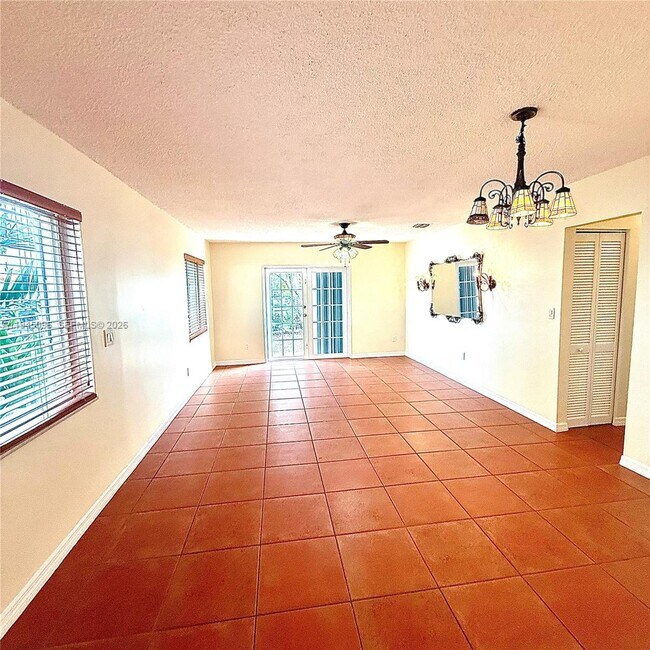 Foto del edificio - 11900 SW 6th St