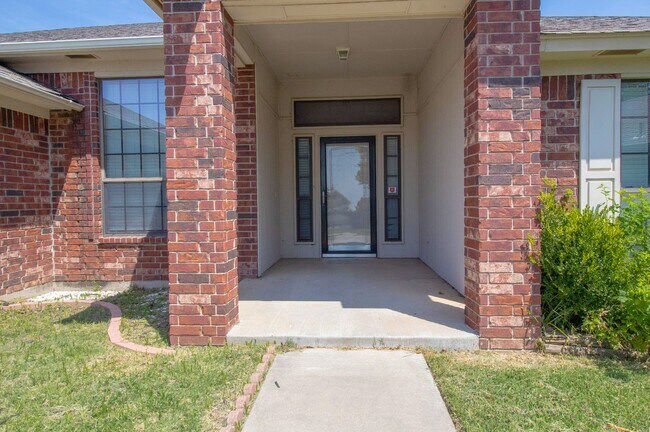 Foto del edificio - Gorgeous 3 Bed 2 bath 3 Car Garage Home in...