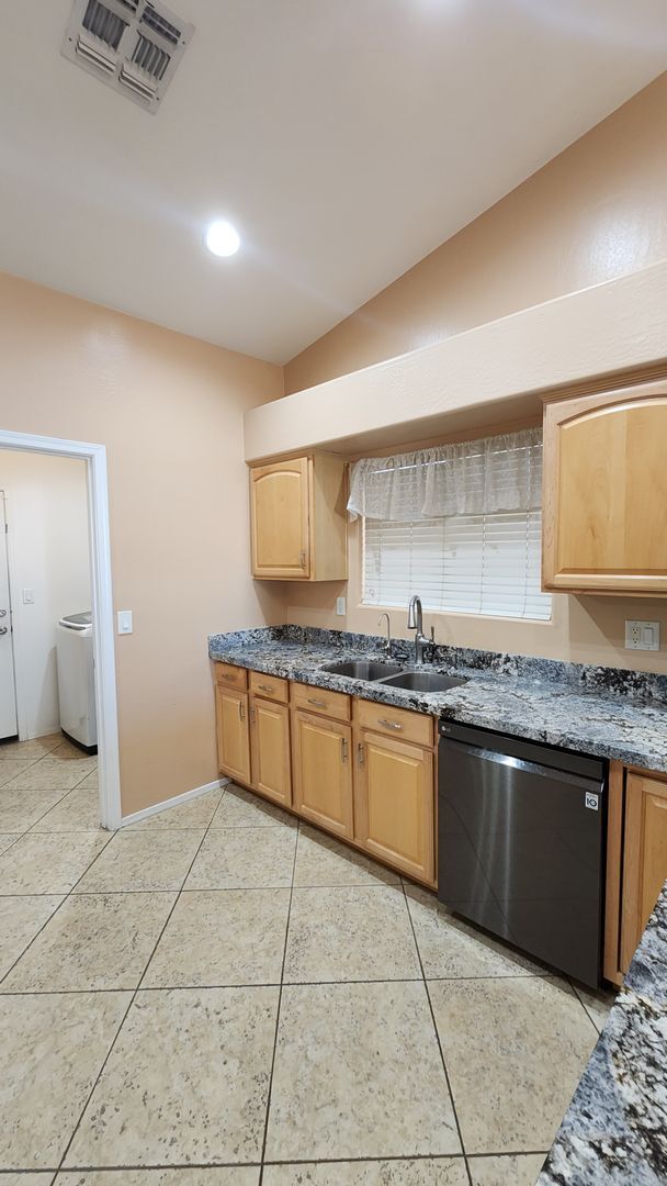 Foto del edificio - 1322 E Harwell Rd, Phoenix AZ 85042