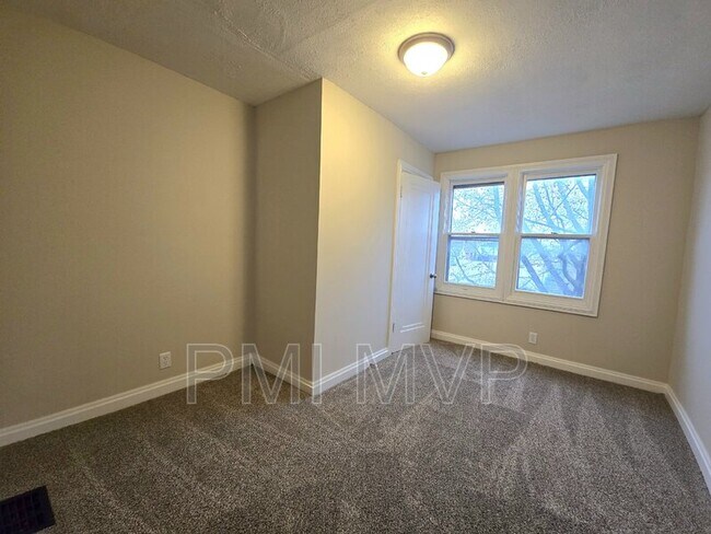 Foto del edificio - 523 Townsend Ave