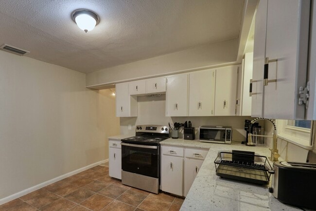 Building Photo - 250 Arapahoe Dr