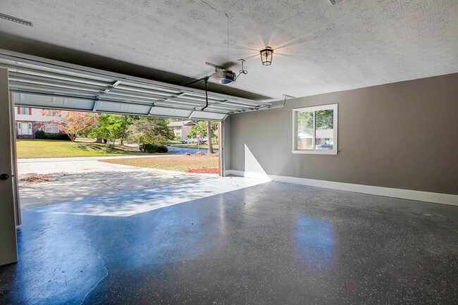 Building Photo - Beautiful Renovated Ranch Home