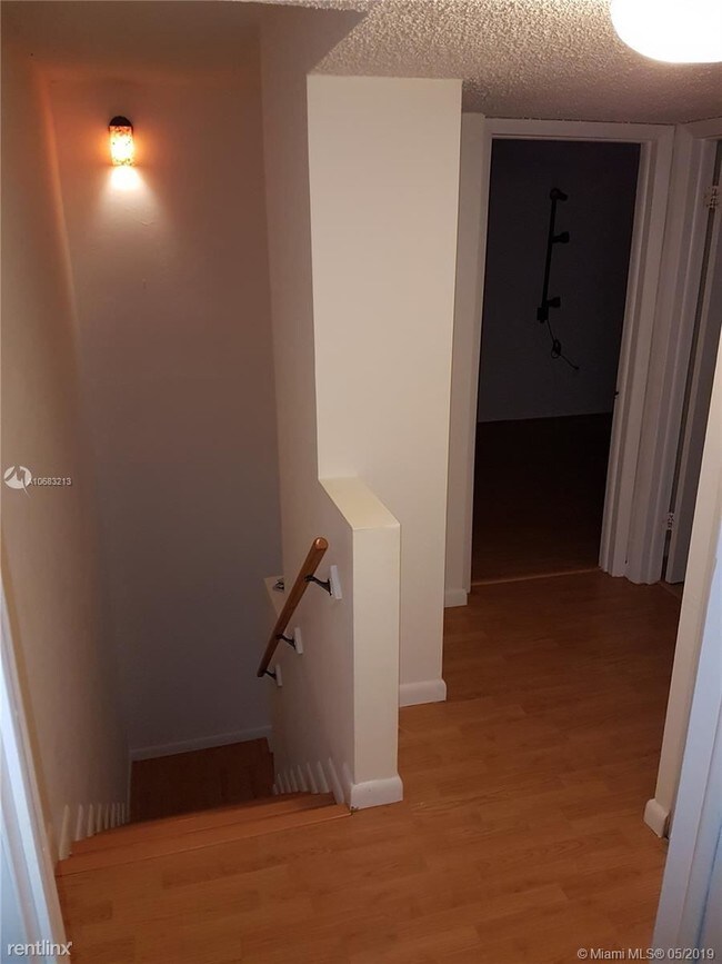 Foto del edificio - 2 br, 2 bath  - 3862 NE 171st St # B2