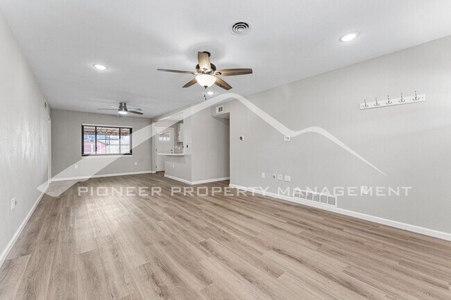 Foto del edificio - Charming Home with Washer/Dryer and Fenced...