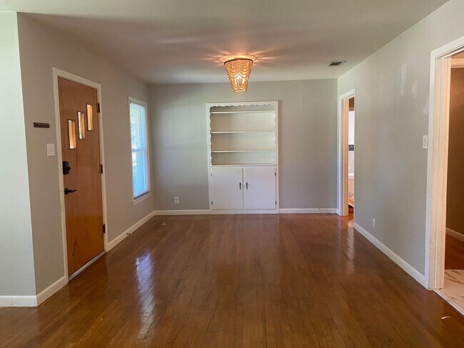 Building Photo - 4 BEDROOM WITH POOL