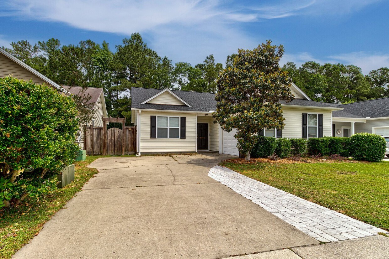 Primary Photo - Home for Rent in Westgate! Lawncare Included!