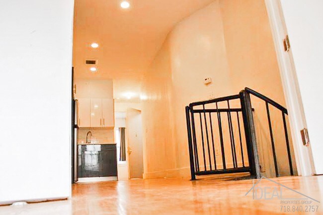 Foto del edificio - 28 Montrose Ave