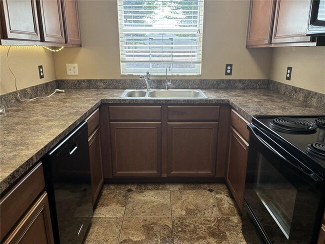Building Photo - 2850 Retreat View Cir