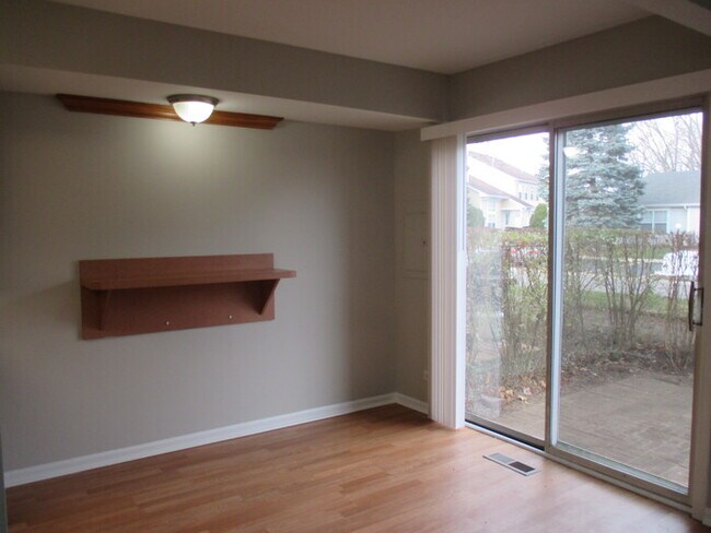 Foto del edificio - Nice 2 bedroom 1.5 bath end unit Townhome