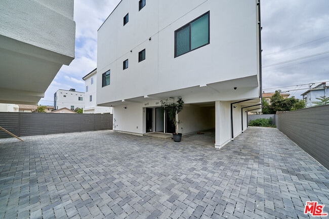 Foto del edificio - 117 1/4 W 41st Pl