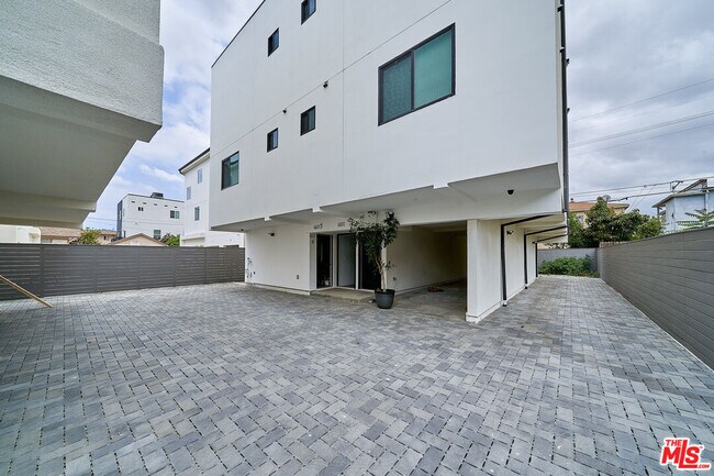 Foto del edificio - 601 1/4 W 41st Pl