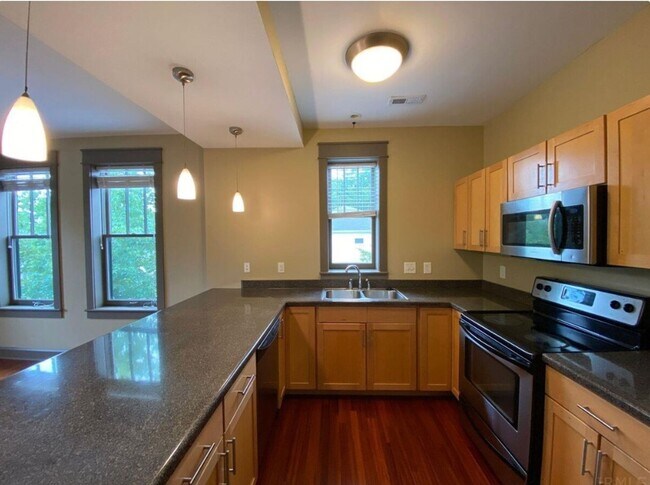 Building Photo - 509 E Hillside Dr