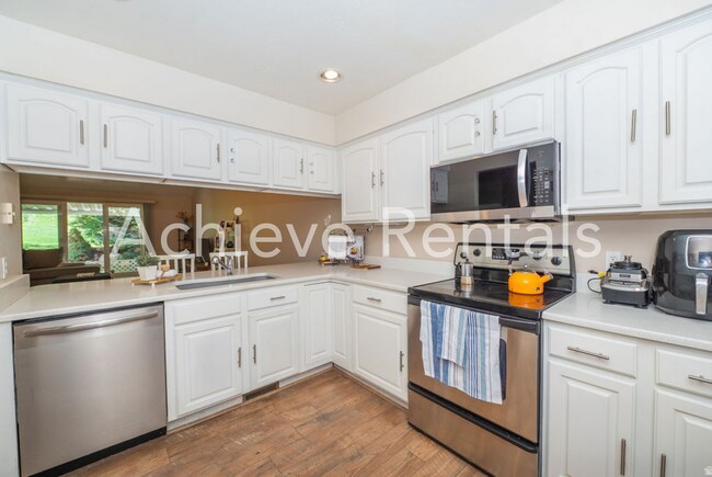 Building Photo - 637 E 950 S