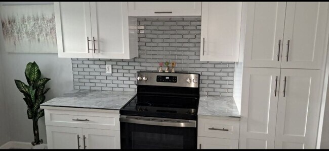 Foto del edificio - 14588 Canalview Dr