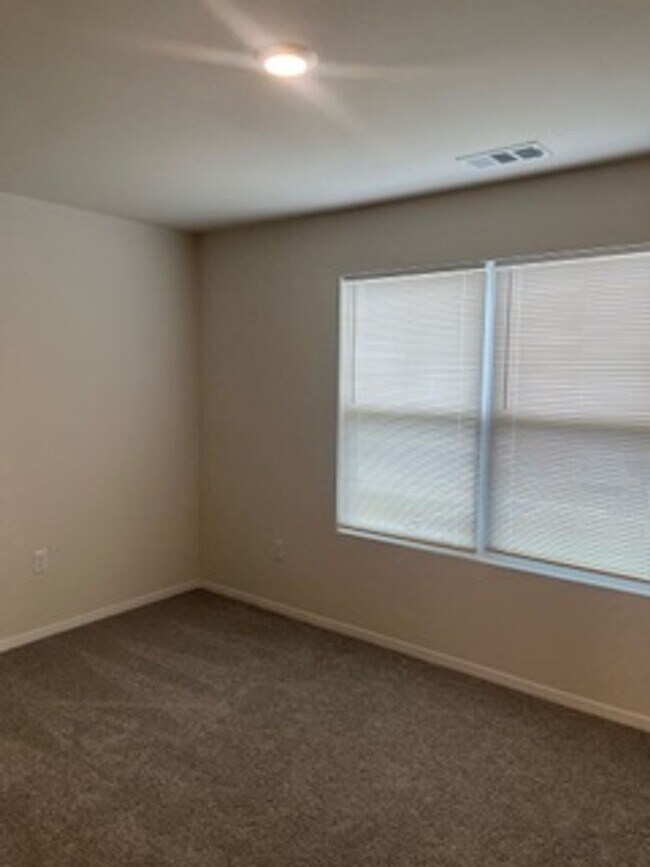 Foto del edificio - Three Bedroom / Two Bath Home/Two Car Garage/Fenced Backyard