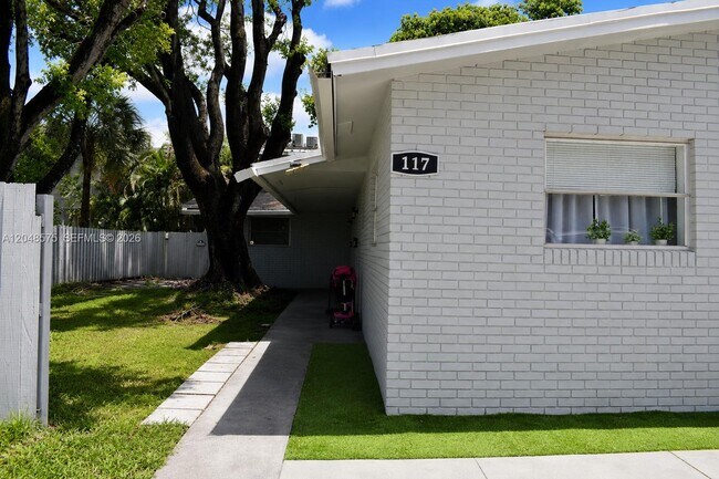 Foto del edificio - 117 NE 30th Ct