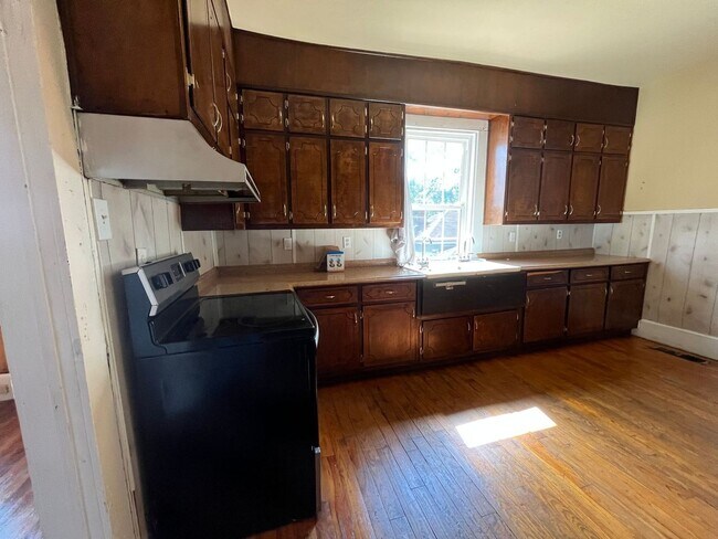 Foto del edificio - Rent NOW! Charming and spacious historic home in Porterdale Village featuring three bedrooms, two...