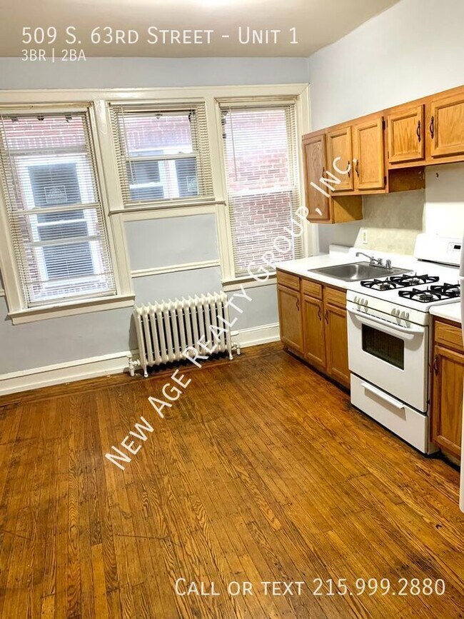 Building Photo - Three bedroom bi-level apartment on the fi...