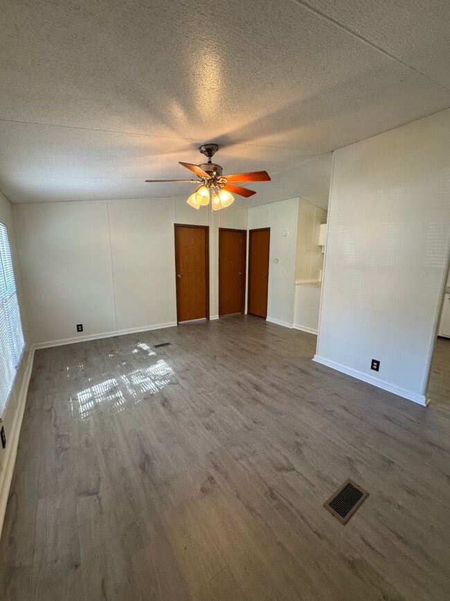 Foto del edificio - 1505 Ward Ave