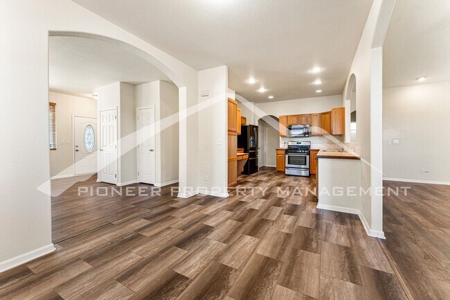Building Photo - Spacious Home with Central AC and Washer/D...