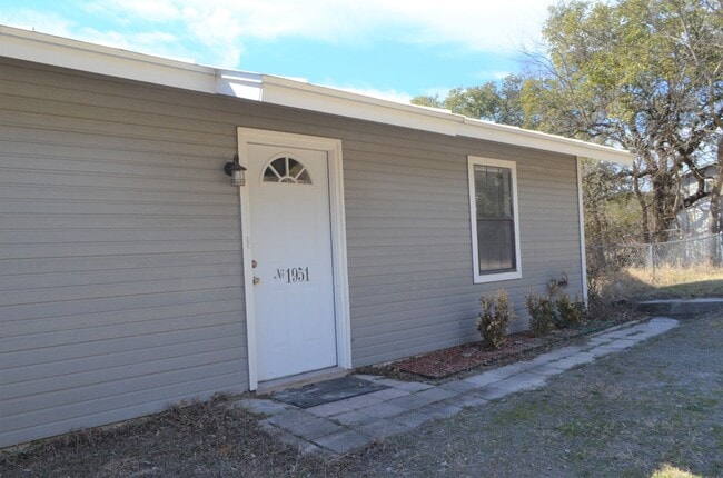 Building Photo - Country setting