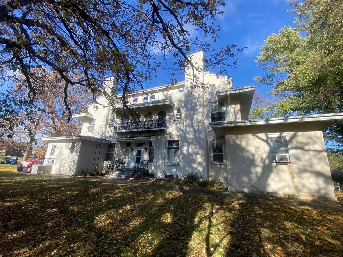 500 Oakhurst Dr Unit 7, Clinton, IA 52732 Apartments in Clinton, IA