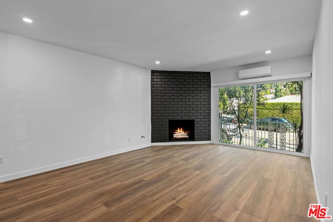 Building Photo - 2447 Beachwood Dr
