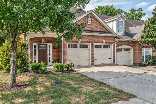 Building Photo - Rare Find!   3BR/2.5BA End-Unit Townhouse ...