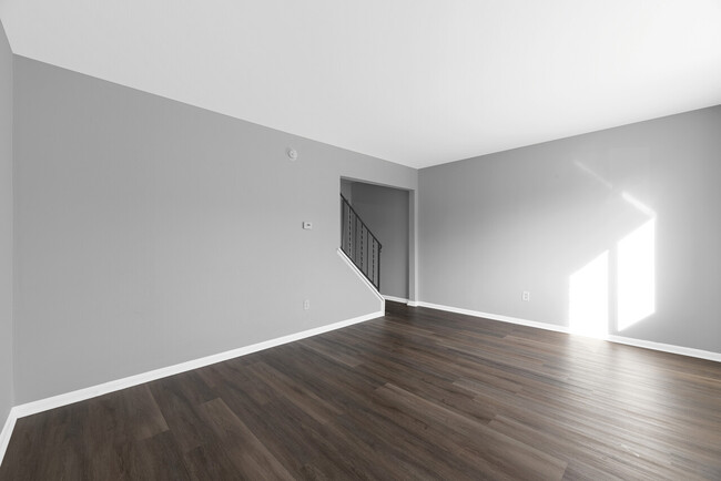 Building Photo - CHLOE TOWNHOMES (4PLEX 417 BARNETT)
