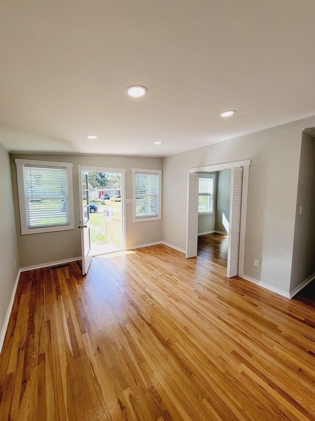 Building Photo - SUNSET PARK - Updated interior and fenced ...