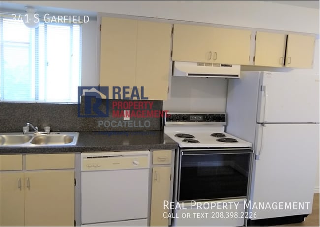 Building Photo - “Very Spacious 1 Bedroom Apartment”