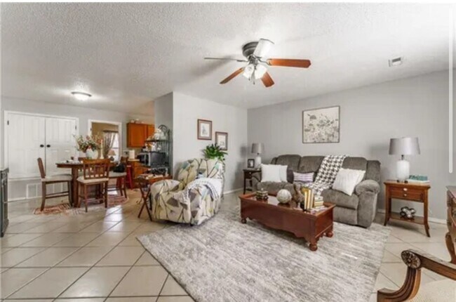 Foto del edificio - 2 bedroom 1 bath duplex with 1 car garage