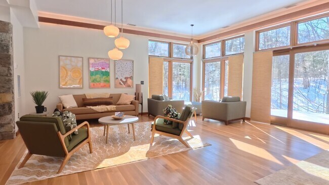 Foto del edificio - 64 Newcomb Rd