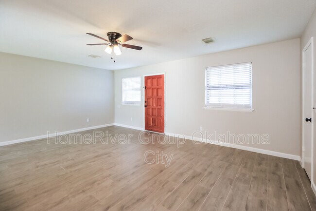 Foto del edificio - 1329 McGregor Dr