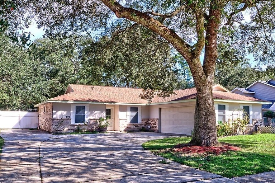 Primary Photo - 508 Tanglewood Dr