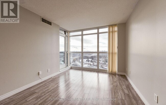 Photo du bâtiment - 28 Harrison Garden Blvd