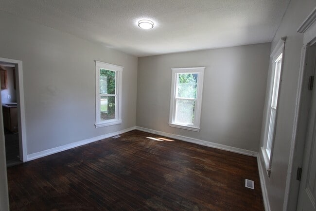 Foto del edificio - 215 Stewart Ave