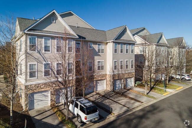 Building Photo - Stonegate At Faircrest