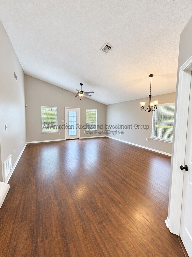 Foto del edificio - 561 Rough Leaf Ln